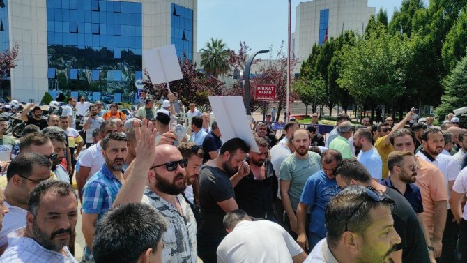 Servis Esnafından Büyük Tepki, Kocaeli Büyükşehir Belediyesi’ne Yürüdüler