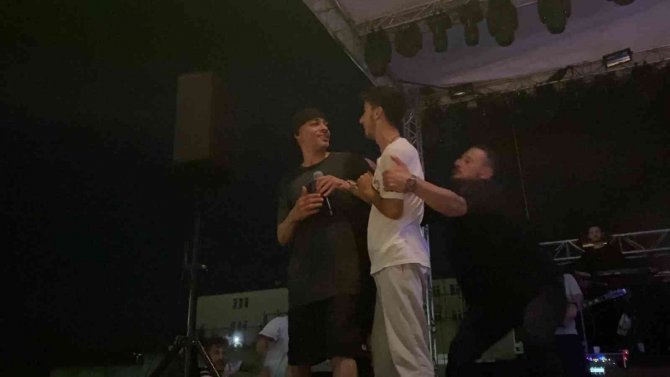 Ceza Konserinde Yumruklar Havada Uçuştu