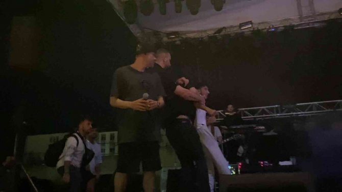 Ceza Konserinde Yumruklar Havada Uçuştu