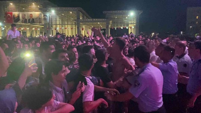 Ceza Konserinde Yumruklar Havada Uçuştu