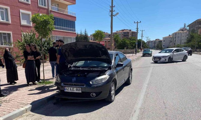 Konya’da 2 Otomobil Çarpıştı: 1 Yaralı