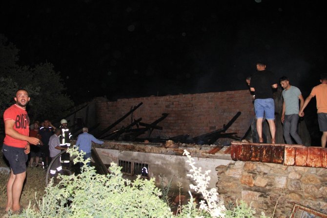 Manisa’da Ahır Yangını Korkuttu