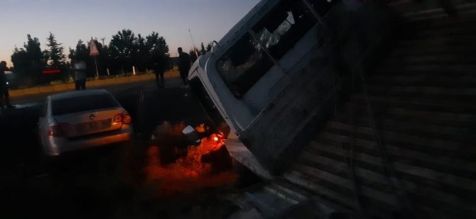 Kaza Yapan Kamyonet Karşı Yönden Gelen Otomobille Kafa Kafaya Çarpıştı: 4’ü Ağır 5 Yaralı