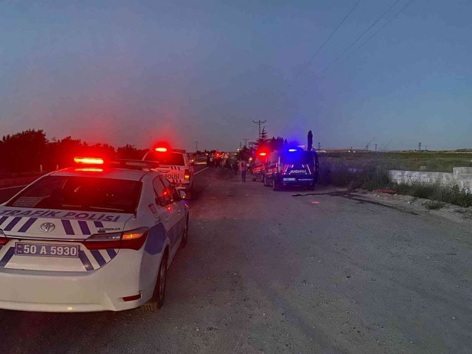 Kaza Yapan Kamyonet Karşı Yönden Gelen Otomobille Kafa Kafaya Çarpıştı: 4’ü Ağır 5 Yaralı