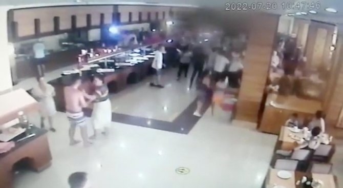 Otel Sahibinin Üzerine Yürüyüp Restoranı Savaş Alanına Çevirdiler