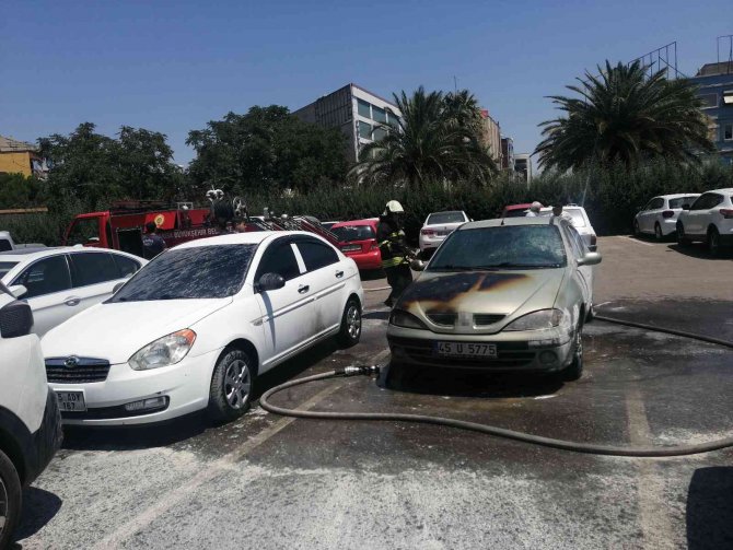 Manisa’da Park Halindeki Otomobil Yandı