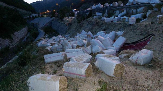 Samsun’da Saman Yüklü Tır Devrildi: 1 Yaralı