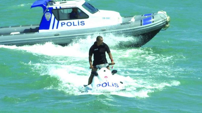 Serinlemek İçin Denize Giren Vatandaşlara Karadan, Denizden Ve Havadan Uyarı