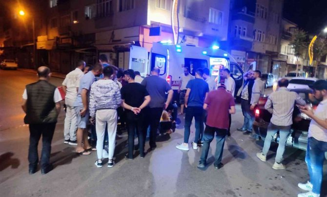 Otomobile Çarpan Motosikletli Yaralandı