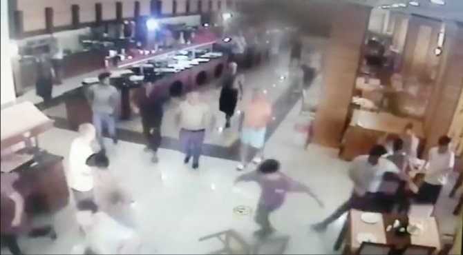 Otel Sahibinin Üzerine Yürüyüp Restoranı Savaş Alanına Çevirdiler