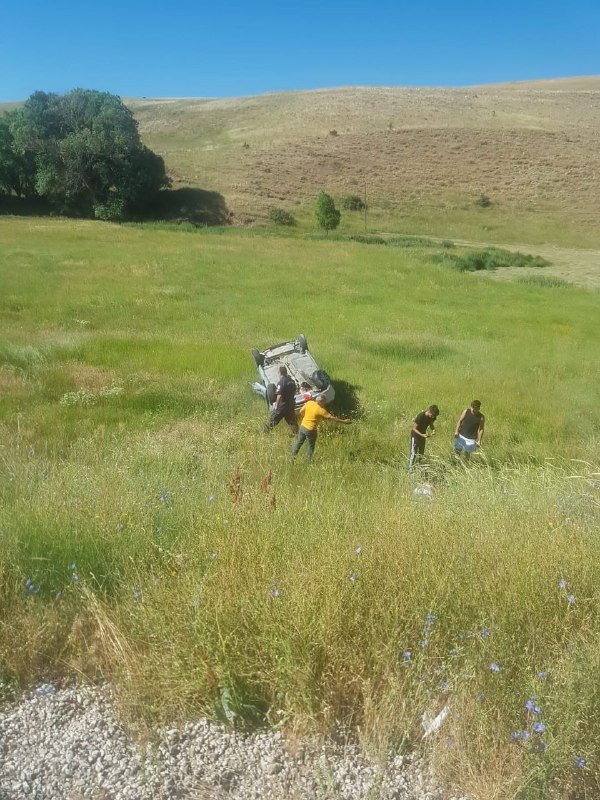 Tarlaya Uçan Aracın Sürücüsü Öldü, Kişi İse Yaralandı