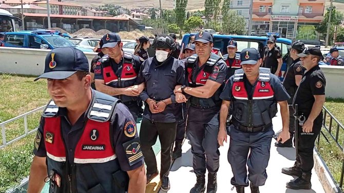 Üç Kişinin Katili Çoban Adliyeye Çelik Yelek Ve Miğferle Çıkartıldı