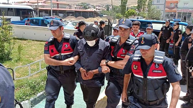 Üç Kişinin Katili Çoban Adliyeye Çelik Yelek Ve Miğferle Çıkartıldı