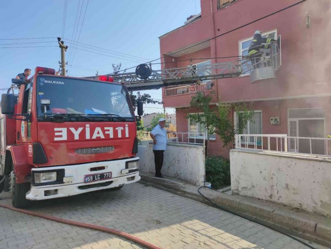 Tekirdağ’da Çıkan Ev Yangınında Bir Kişi Dumandan Etkilendi