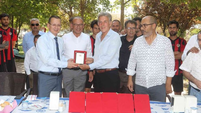 Turgutluspor’dan Eski Başkanlara Teşekkür Plaketi