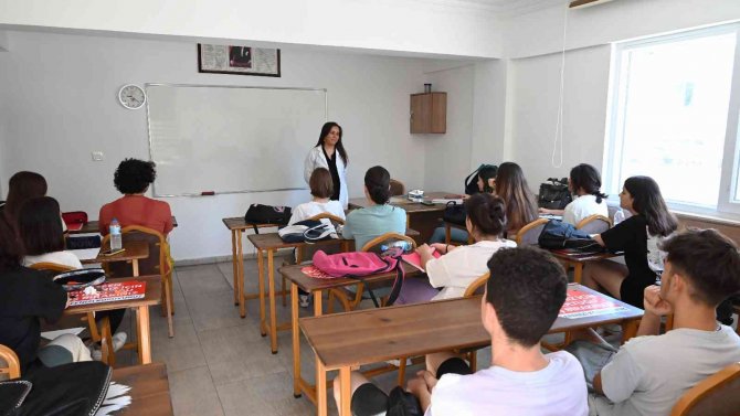 Kemer’de Ücretsiz Eğitim Alan Öğrenciler, Yeni Eğitim Öğretim Yılına Başladı