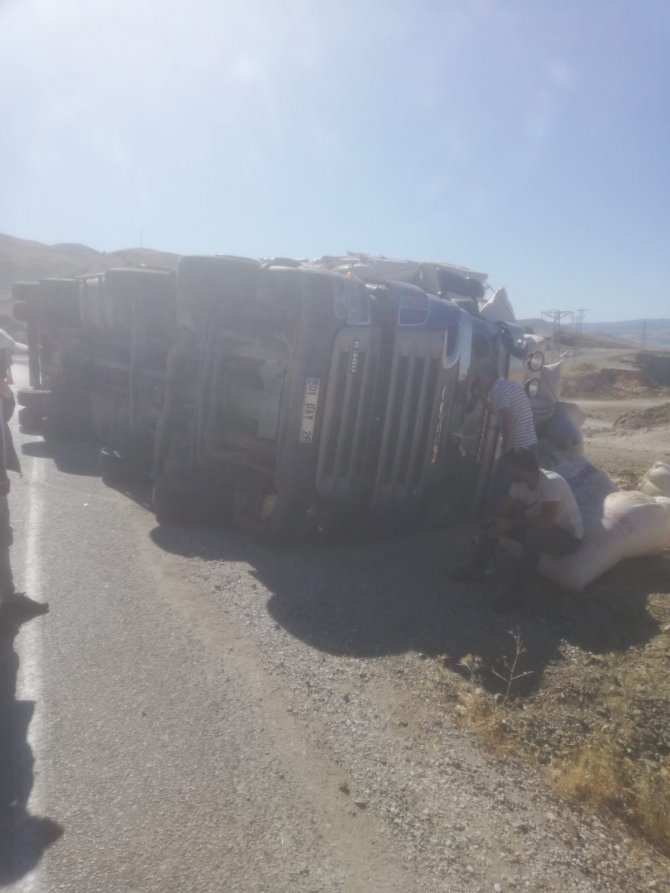 Tunceli’de Saman Yüklü Tır Devrildi: 1 Yaralı