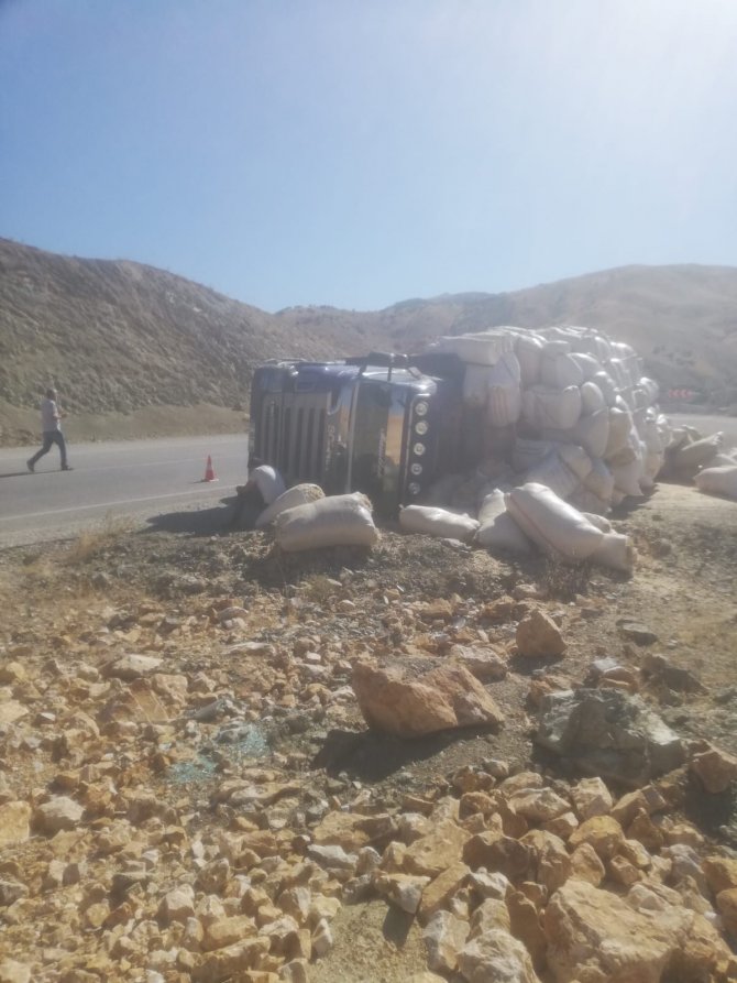 Tunceli’de Saman Yüklü Tır Devrildi: 1 Yaralı