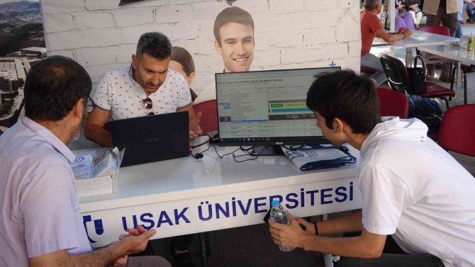 Rektör Savaş Tercih Ve Tanıtım Standını Ziyaret Etti