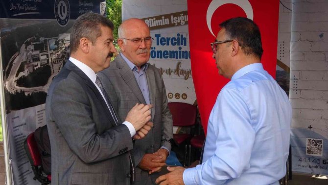 Rektör Savaş Tercih Ve Tanıtım Standını Ziyaret Etti