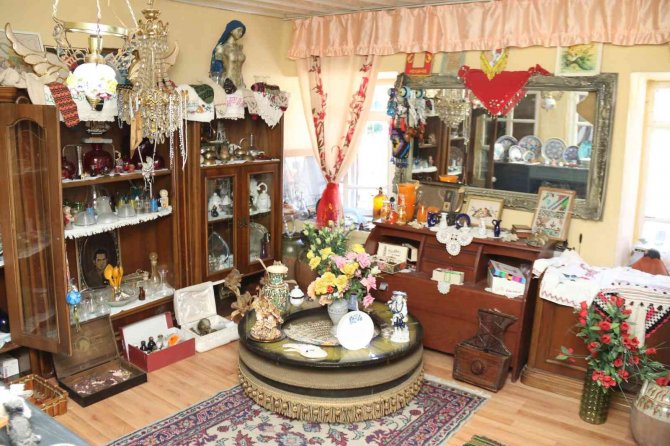 Dükkânını Adeta Müzeye Çevirdi