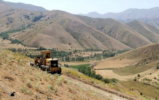 Van Büyükşehir Belediyesi Kırsaldaki Yol Çalışmalarını Sürdürüyor
