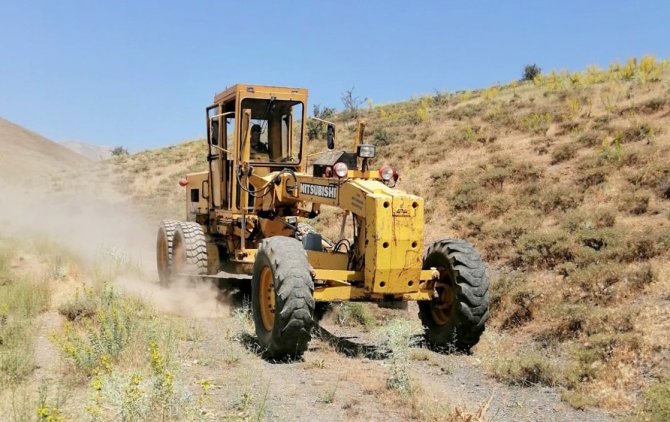 Van Büyükşehir Belediyesi Kırsaldaki Yol Çalışmalarını Sürdürüyor