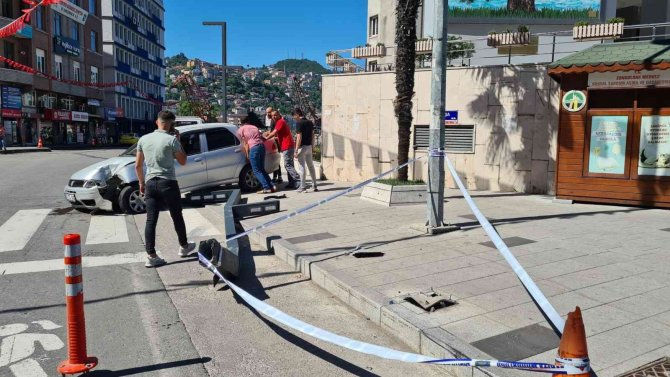 Zonguldak Valiliği Önünde Trafik Kazası