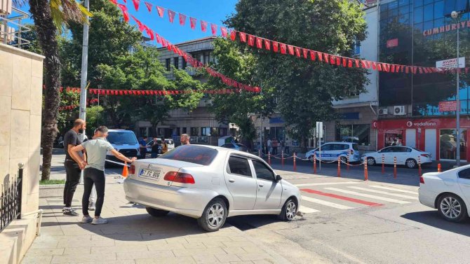 Zonguldak Valiliği Önünde Trafik Kazası