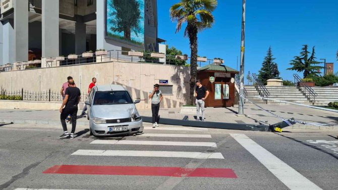 Zonguldak Valiliği Önünde Trafik Kazası