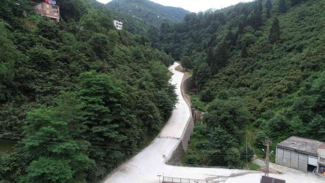 15 Temmuz Şehidinin Kabrine Giden Yol Betonlandı