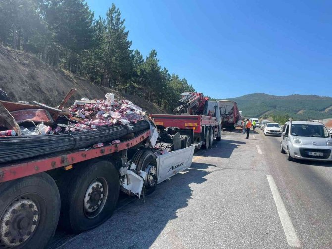 Meşrubat Yüklü Tır İnşaat Demiri Yüklü Tıra Arkadan Çarptı, 6 Kişi Yaralandı