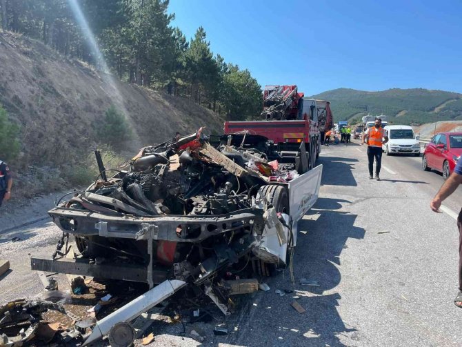 Meşrubat Yüklü Tır İnşaat Demiri Yüklü Tıra Arkadan Çarptı, 6 Kişi Yaralandı