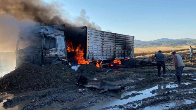 Tır Alev Alev Yandı, Dorsesindeki 30 Ton Buğday Zarar Görmedi