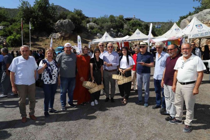 Üreticilerin ’Üzüm Şenliği’ Sevinci