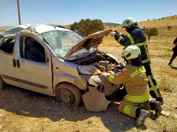 Mardin’de Hafif Ticari Araç Yoldan Çıktı: 3 Yaralı