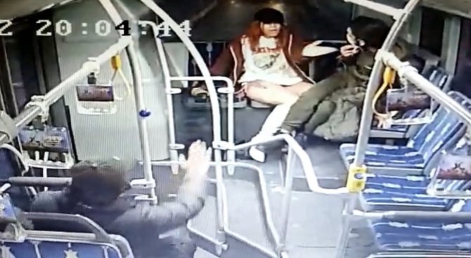 Metrobüste Taciz İddiasına Kadından Tekme Tokat Dayak Kamerada