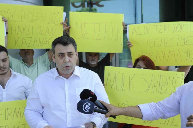 Avm İşletmecisini Protesto Eden Mülk Sahipleri Tapularını Yırttı