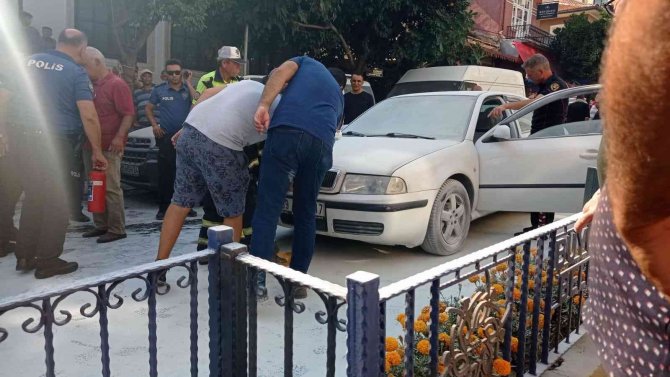 Esnaf, Güvenlik Görevlisi, Polis El Ele Verdi, Otomobildeki Yangın Söndürüldü