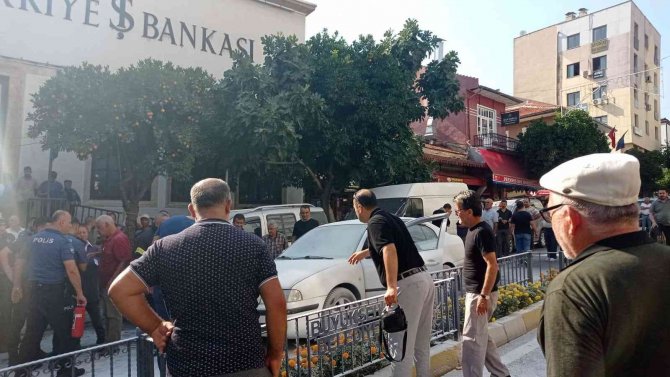 Esnaf, Güvenlik Görevlisi, Polis El Ele Verdi, Otomobildeki Yangın Söndürüldü