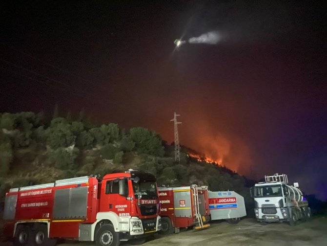 Söke’deki Orman Yangınında Alevler Geceyi Aydınlattı