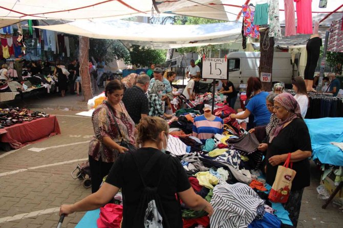 Kıyafet Tezgahlarında Yoğunluk Yaşanıyor