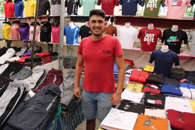 Kıyafet Tezgahlarında Yoğunluk Yaşanıyor