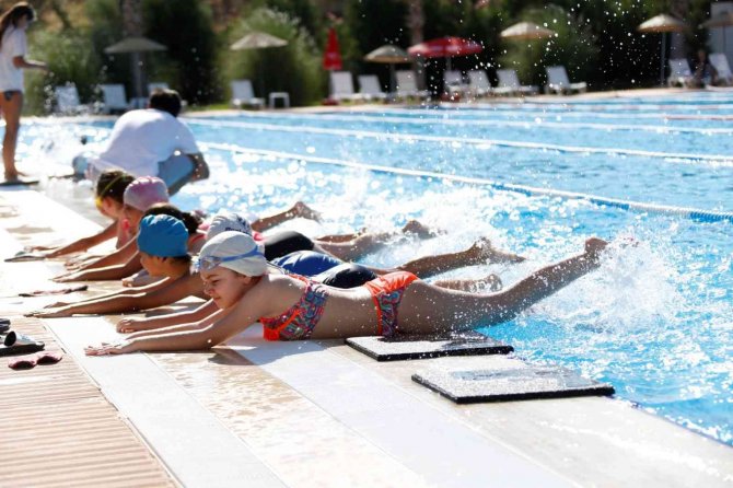 Aydınlı Çocuklar Atatürk Spor Kompleksi’nde Yüzme Öğreniyor