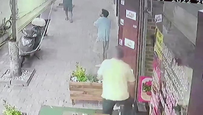 Arkadaşını Boğazından Bıçaklayıp, 4. Kattan Atladı
