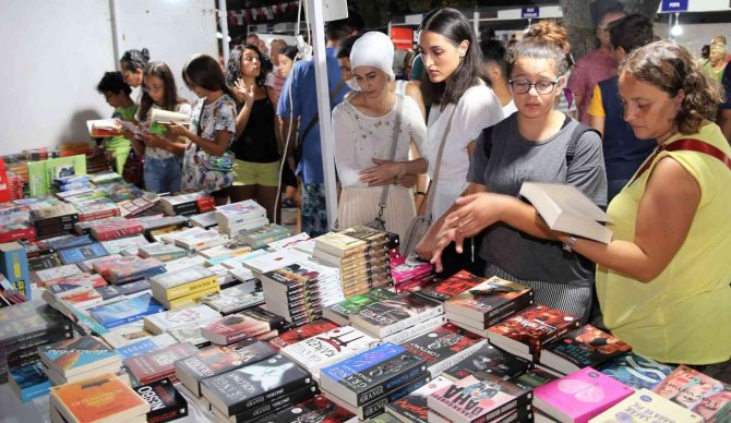 Burhaniye Kitap Fuarı Açılışa Hazırlanıyor