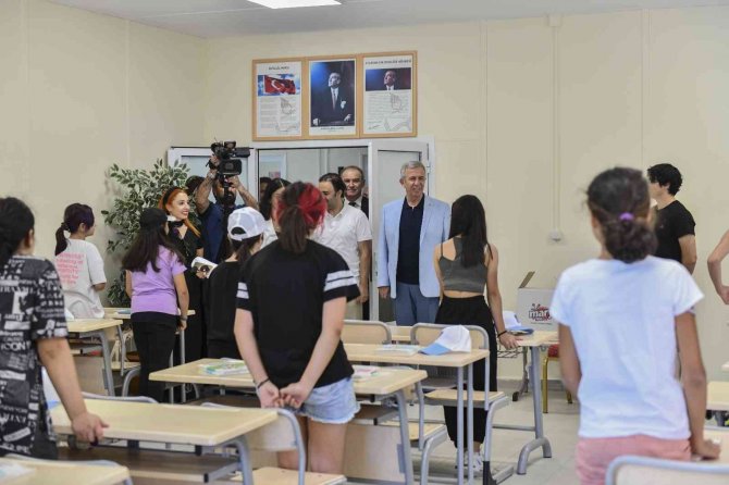 Ankara Büyükşehir Belediye Başkanı Yavaş’tan İ̇ngilizce Yaz Kampı’ndaki Çocuklara Ziyaret