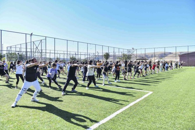 Ankara Büyükşehir Belediye Başkanı Yavaş’tan İ̇ngilizce Yaz Kampı’ndaki Çocuklara Ziyaret
