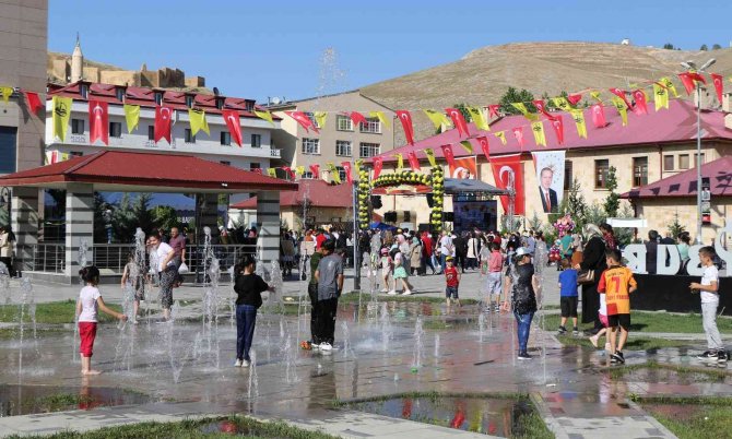 Bayburt’ta Kavurucu Sıcaklarda Çocuklar Fıskiyelerle Serinledi