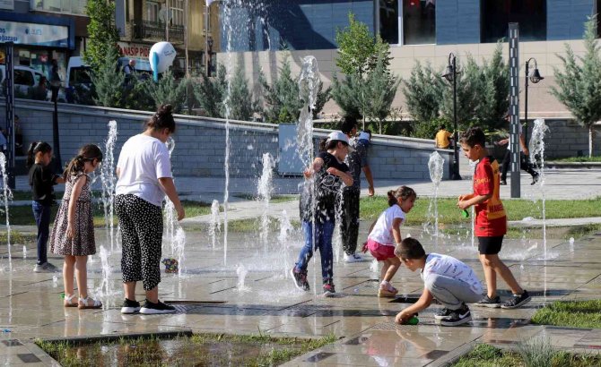 Bayburt’ta Kavurucu Sıcaklarda Çocuklar Fıskiyelerle Serinledi